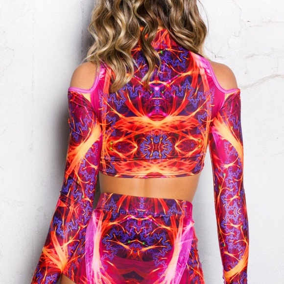 Vibrant crop top and shorts festival set - Picture 6 of 8